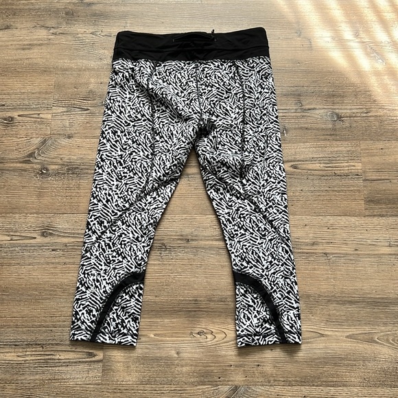 Lululemon Run Inspire Crop II Luxtreme Workout Yoga Leggings Activewear size 8 - Picture 4 of 9